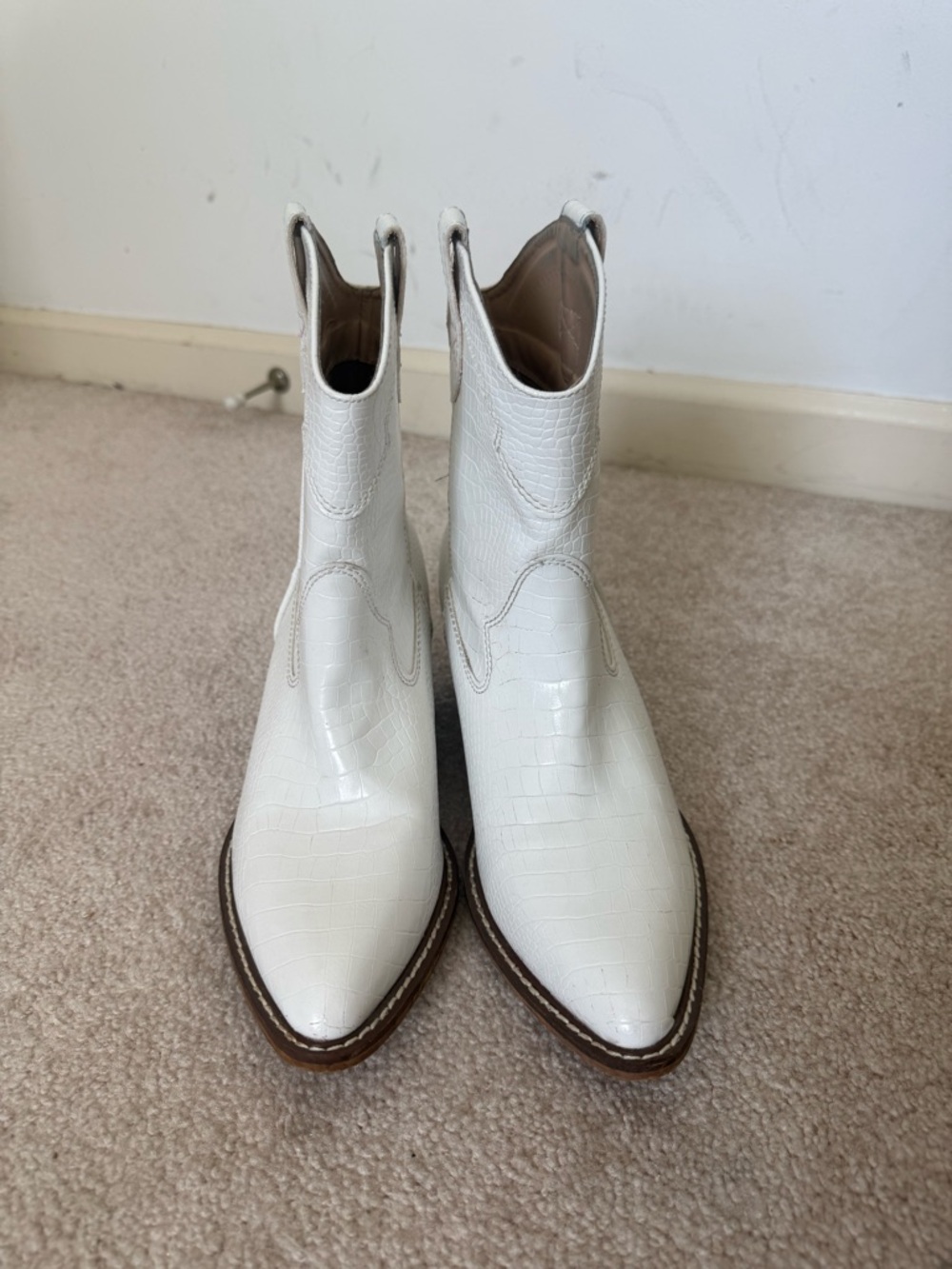 White Croc Embossed Western Ankle Boots Pointed Toe Block Heel Sz 9